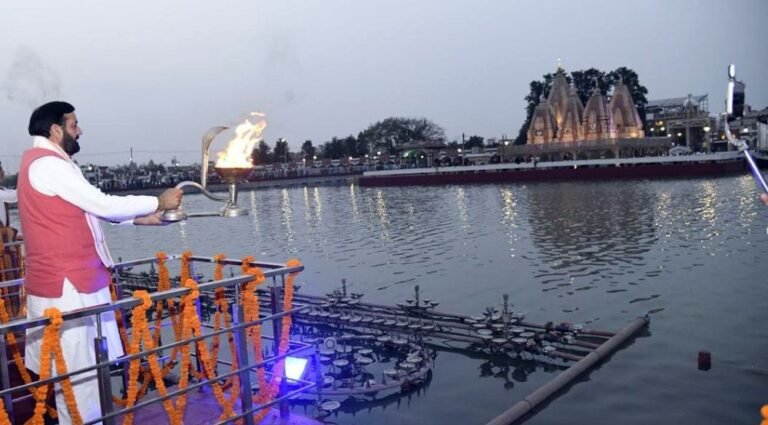 CM Nayab Singh Saini Showcases Kurukshetra’s Spiritual Legacy to Global Delegates Amidst Grand Brahma Sarovar Aarti