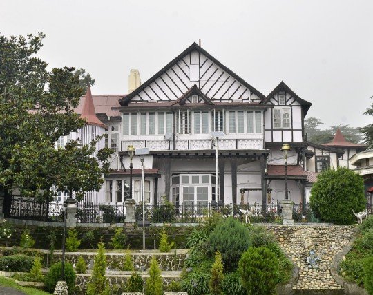 शिमला राजभवन की ऐतिहासिक मेज़ से हटाया गया पाकिस्तान का झंडा